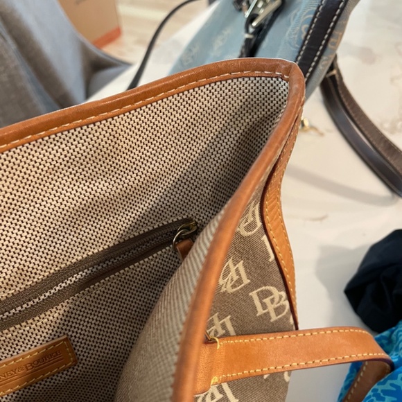 Fashionable Dooney & Bourke Tan Bucket Bag Great Condition - Picture 8 of 10